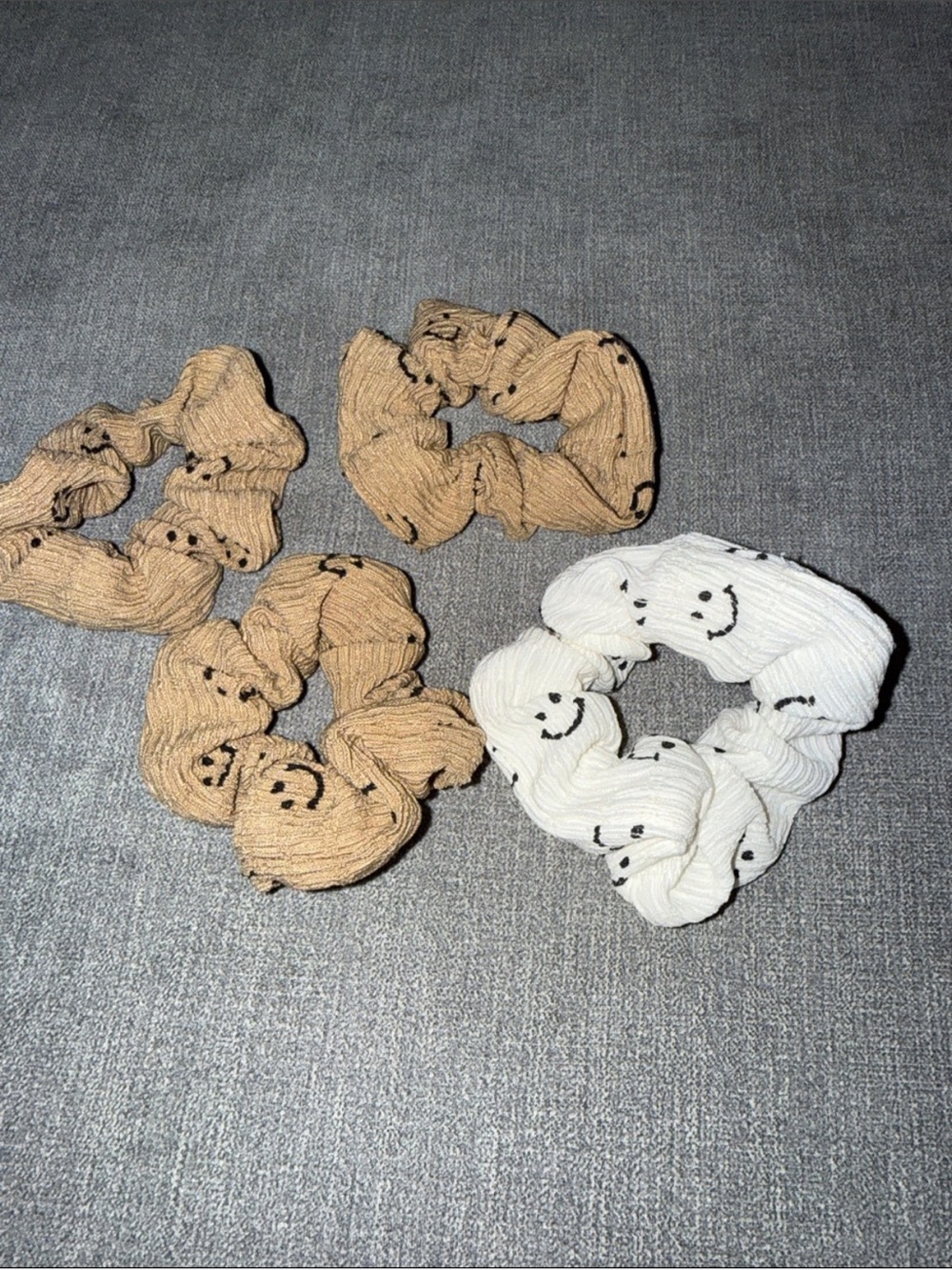 Smiley Face Ribbed Scrunchie Set - Tan & White
